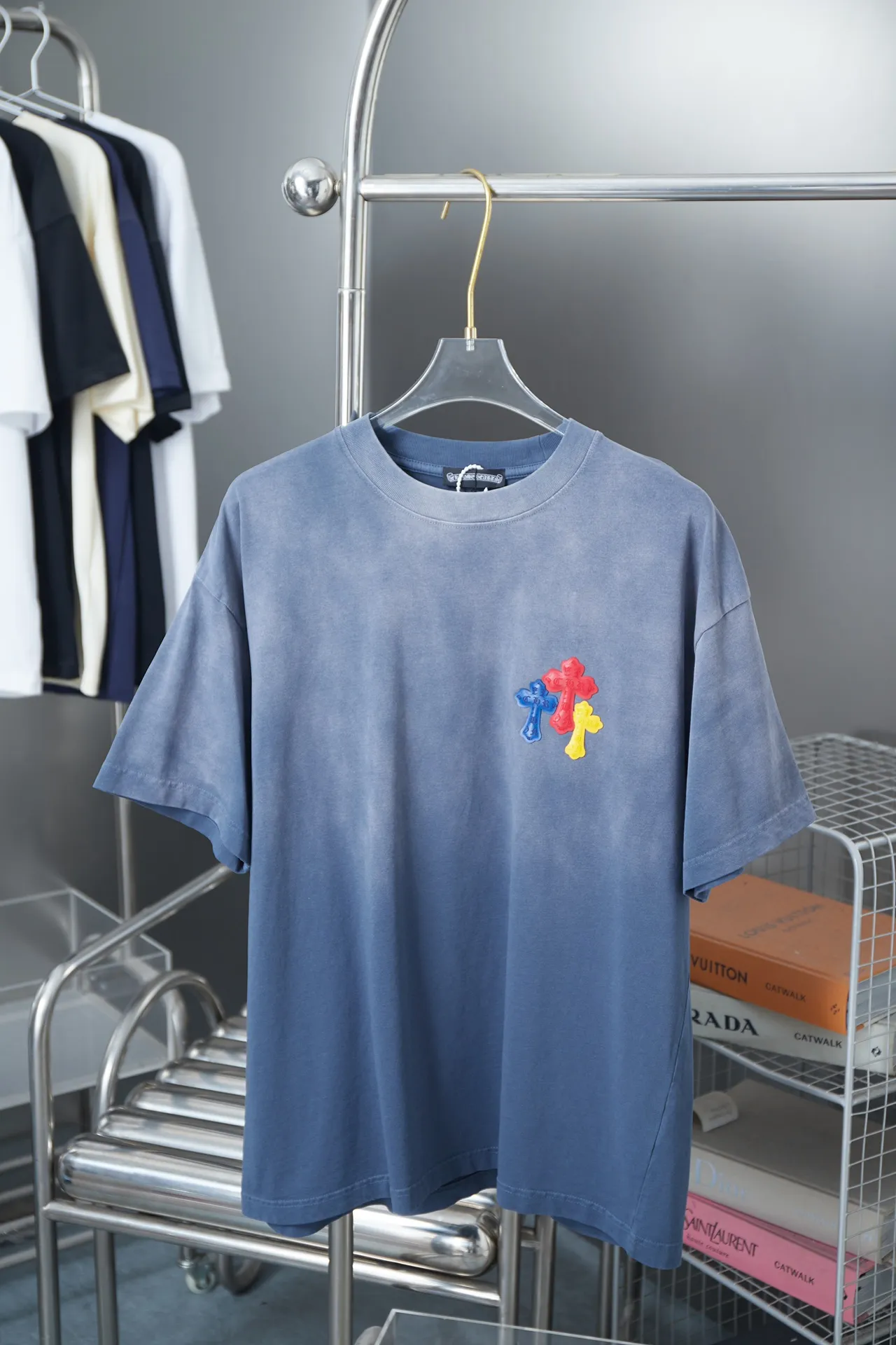 🅿️210 Ch*ome Hearte 25SS early spring new style Three-dimensional sponge thick version Chloë Hearte logo short sleeves Light luxury essential item for daily commuting for men and women Correct version Welcome to compare Detailed features · 320g 100% pure cotton double yarn jersey fabric · Custom dyed in the same vat with special thickened 32 count double-ply 1X1 thread · Three-dimensional sponge thick version Chloé Hearte logo printing · Ready-to-wear dyeing Then do the faded fried snowflake process, then wash it to make it look old · General washing to improve the effect · Double-needle stitching and cross-stitch process · Original main mark, washed tag, brand moisture-proof paper packaging Color: white/black/green/blue Size: S/M/L/XL